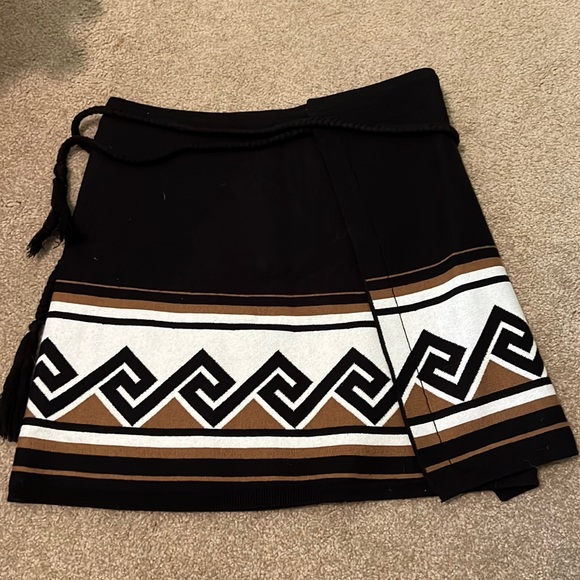 Aritzia Skirt - Picture 1 of 2